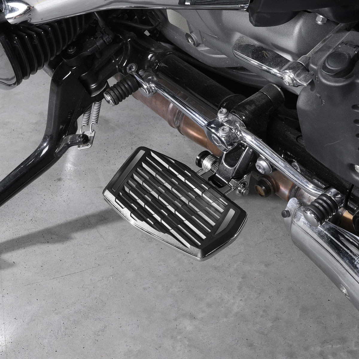 Front Rider Footboard Floorboard Pedal For BMW R18 B  R18 Transcontinental 21-24