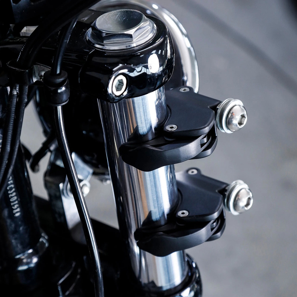 39mm Windshield Clamps Fit For Harley Sportster XL883 1200 883N Dyna Super Glide